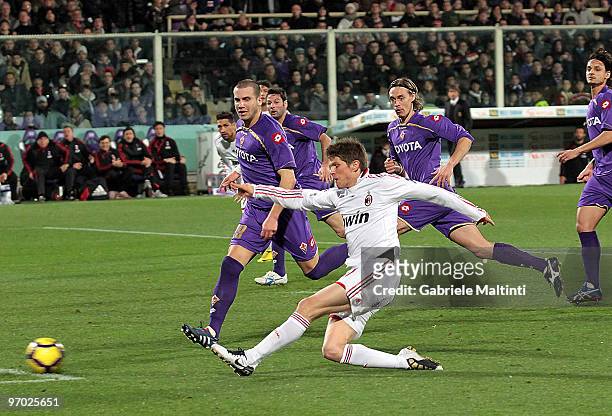 Klaas-Jan Huntelaar of AC Milan scores the 1:1 equalising goal during the Serie A match between ACF Fiorentina and AC Milan at Stadio Artemio Franchi...