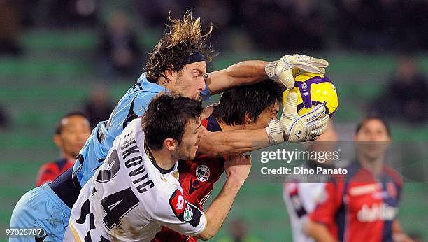Goalkeeper Federico Marchetti of Cagliari catches the ball in the air ahead of Aleksandar Lukovic of Udinese during the Serie A match between Udinese...