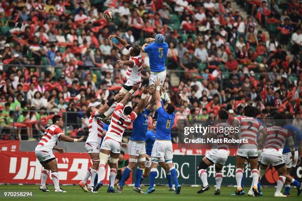 Amanaki Mafi of Japan competes in the line out against Dean Budd of Italy during the Rugby international match between Japan and Italy at Oita Bank...