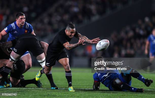 Aaron Smith of the All Blacks passes during the International Test match between the New Zealand All Blacks and France at Eden Park on June 9, 2018...