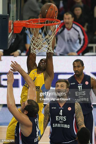 Alan Anderson, #11 of Maccabi Electra Tel Aviv competes with and Kaya Peker, #14 of Efes Pilsen Istanbul competes with and Mario Kasun, #4 of Efes...