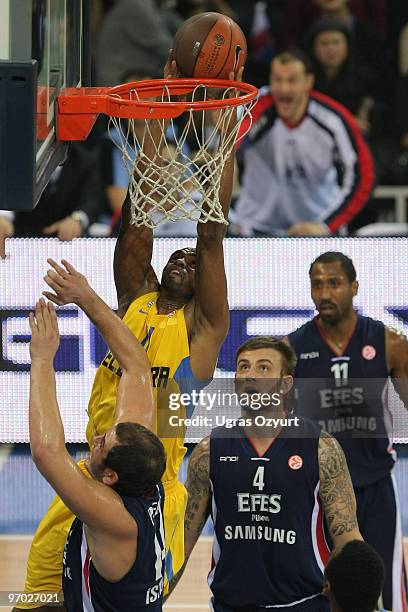 Alan Anderson, #11 of Maccabi Electra Tel Aviv competes with and Kaya Peker, #14 of Efes Pilsen Istanbul competes with and Mario Kasun, #4 of Efes...