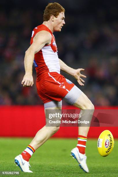 Gary Rohan of the Swans kicks the ball for a goal during the round 12 AFL match between the St Kilda Saints and the Sydney Swans at Etihad Stadium on...