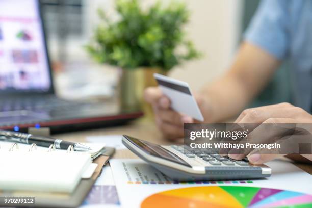 calculate how much cost or spending have with credit cards - kostenlos stockfoto's en -beelden