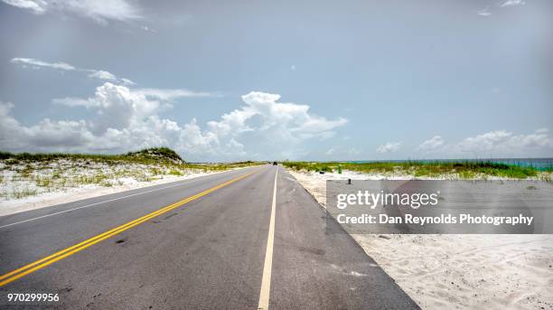 beach road near pensacola, florida - pensacola beach stockfoto's en -beelden