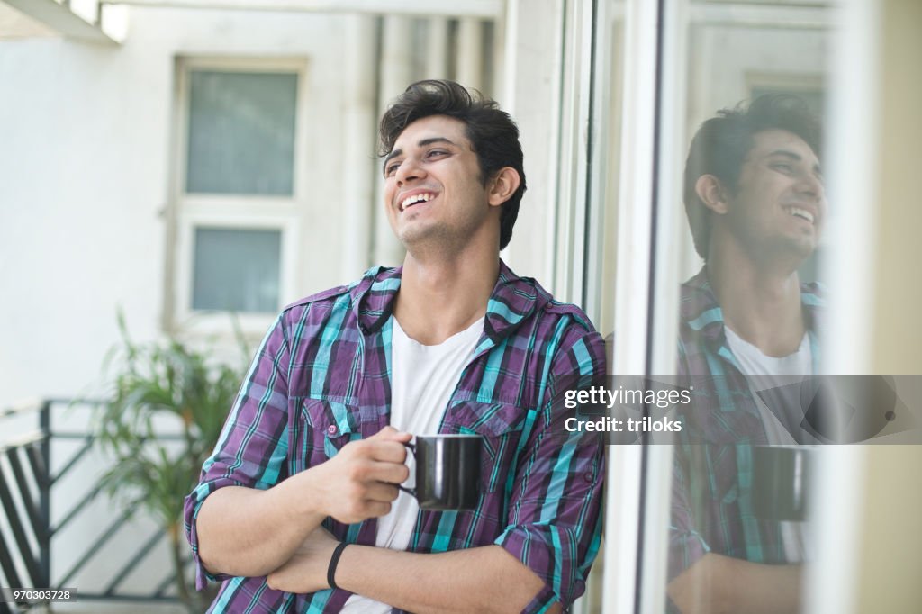Man koffie drinken