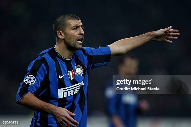 Walter Samuel of Inter Milan gestures during the UEFA Champions League Round of 16 first leg match between Inter Milan and Chelsea at the San Siro...