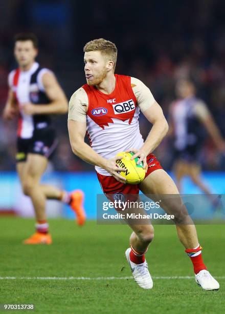 Daniel Hannebery of the Swans runs with the ball during the round 12 AFL match between the St Kilda Saints and the Sydney Swans at Etihad Stadium on...