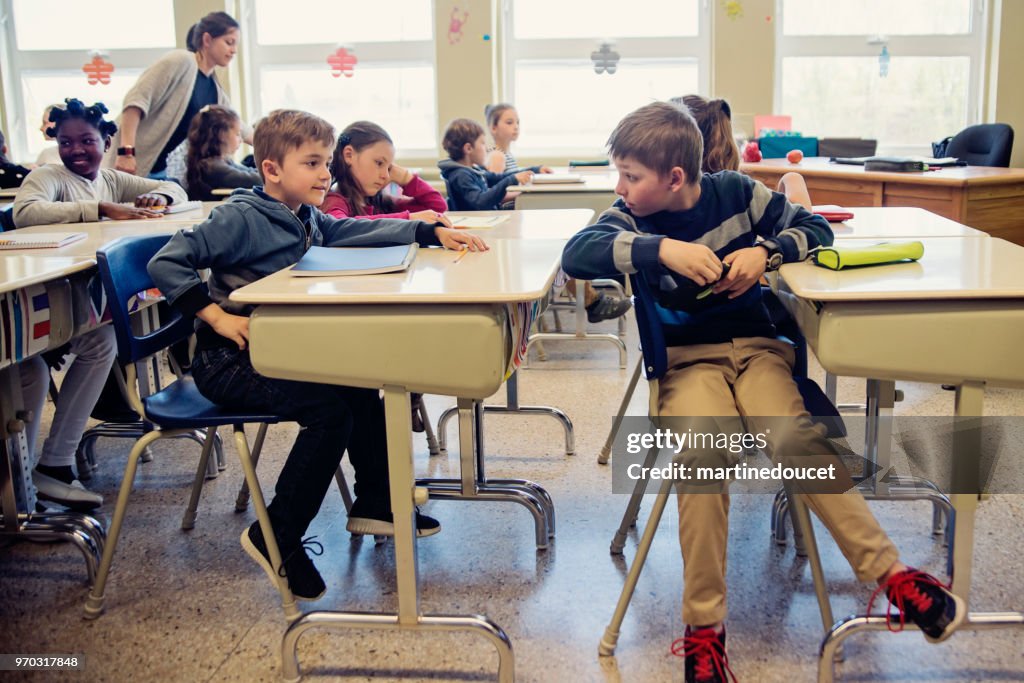 Grundschulkinder Benehmen im Klassenzimmer.