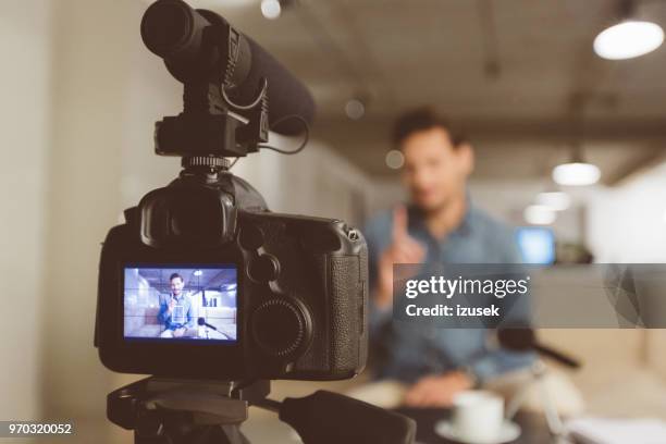 mannelijke vlogger opnemen voor zijn vlog - influencer marketing stockfoto's en -beelden