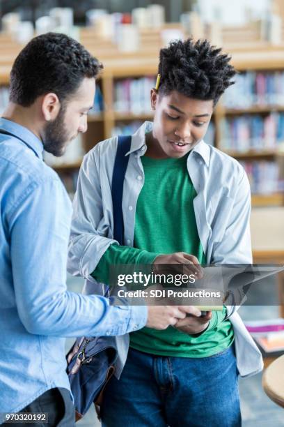 mannelijke middelbare schoolstudent stelt leraar vraag - teenager learning child to read stockfoto's en -beelden