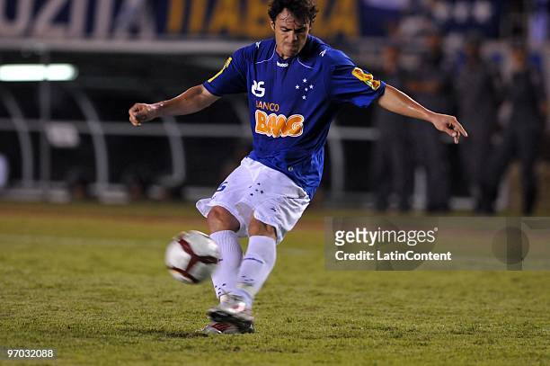 Player Kleber of Cruzeiro in action during their soccer match against Colo Colo as part of 2010 Libertadores Cup at Minerao stadium on February 24,...