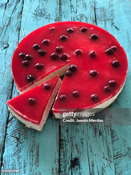 cheesecake with cherry - jasmin merdan stock-fotos und bilder