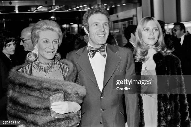 American actor James Caan poses with his wife US actress Sheila Ryan and French-American actress Lilyan Chauvin during the preview of the film "Funny...