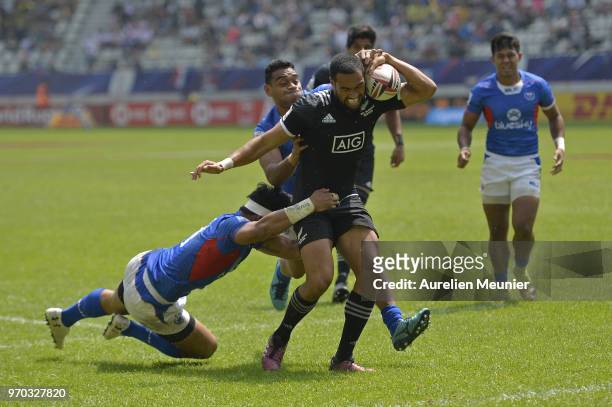 Sione Molia of New Zealand scores a try during match between Samoa and New Zealand at the HSBC Paris Sevens, stage of the Rugby Sevens World Series...