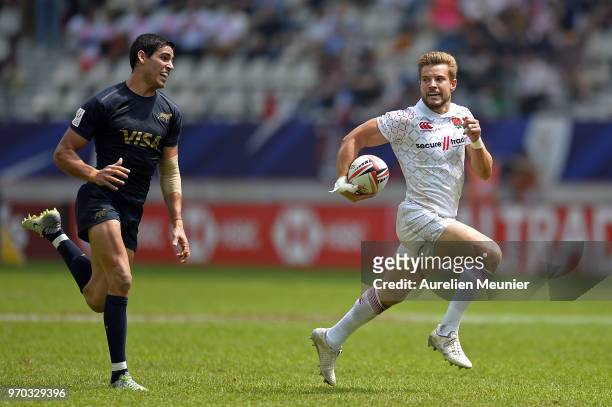 Tom Mitchell of England runs with the ball during match between England and Argentina at the HSBC Paris Sevens, stage of the Rugby Sevens World...