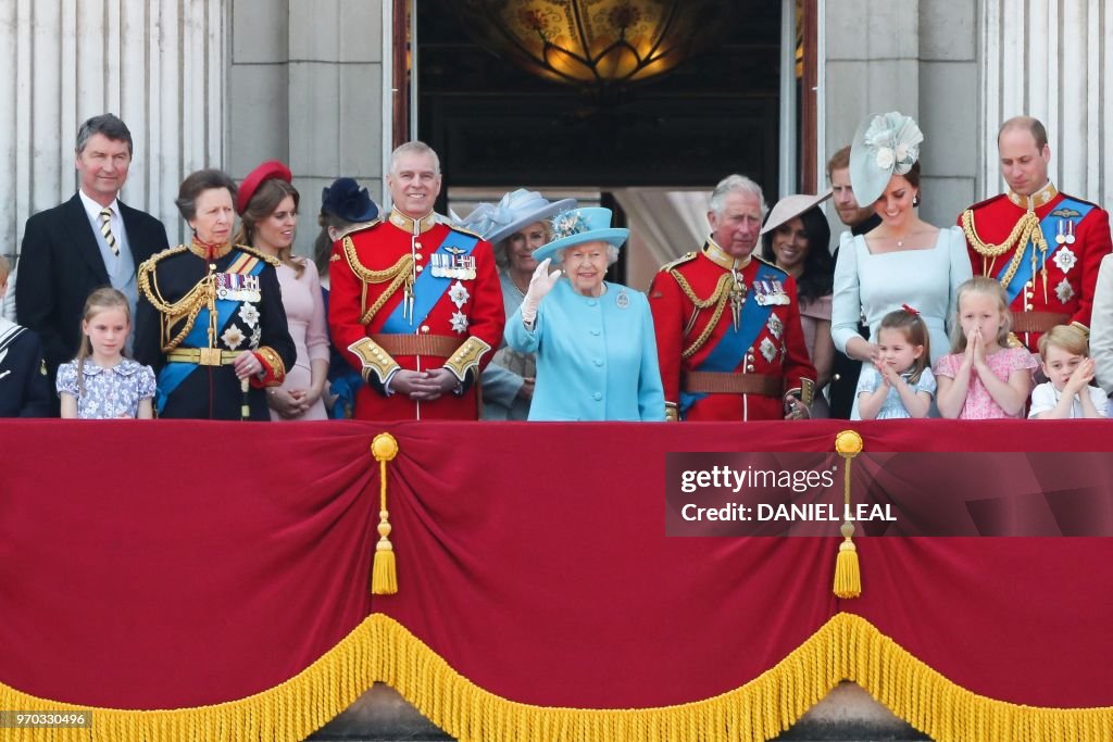 TOPSHOT-BRITAIN-ROYALS-QUEEN