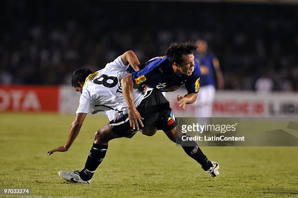 Player Kleber of Cruzeiro vies for the ball with Sebastian Toro of Colo Colo during their soccer match as part of 2010 Libertadores Cup at Minerao...