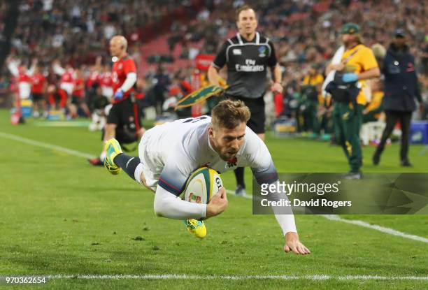 Elliot Daly of England scores their second try during the first test between and South Africa and England at Ellis Park on June 9, 2018 in...
