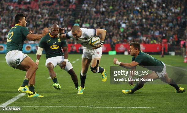Mike Brown of England beats Damian de Allende, Bongi Mbonambi and Handre Pollard of South Africa as he scores their first try during the first test...