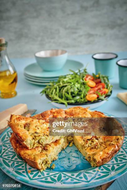 frittata mit grünem spargel, erbsen und parmesan - frittata stock-fotos und bilder