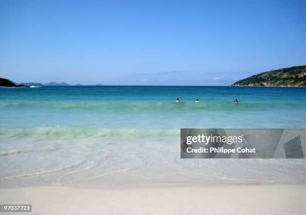 prainha beach, arraial do cabo. - arraial do cabo stockfoto's en -beelden