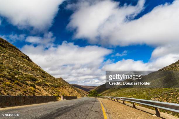 the r354 to sutherland, this road climbs up the escarpment 700 metres and has many winding turns, a great road for driving on. - 354 foto e immagini stock
