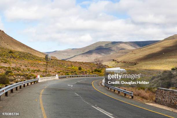 the r354 to sutherland, this road climbs up the escarpment 700 metres and has many winding turns, a great road for driving on. - 354 stock-fotos und bilder