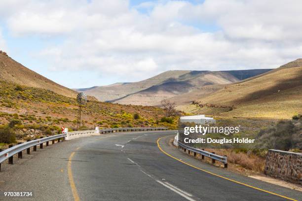 the r354 to sutherland, this road climbs up the escarpment 700 metres and has many winding turns, a great road for driving on. - 354 foto e immagini stock