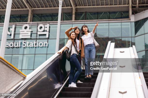 unga koreanska turister anlänt just i seoul - korean teen bildbanksfoton och bilder