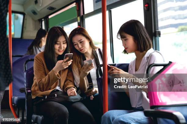 amigos de las mujeres de corea visitar seúl en autobús en sus primeras vacaciones juntos - korean teen fotografías e imágenes de stock