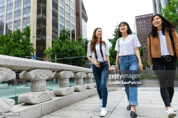 glada kvinnor koreanska vänner besöka downtown seoul - cheonggyecheon område - korean teen bildbanksfoton och bilder