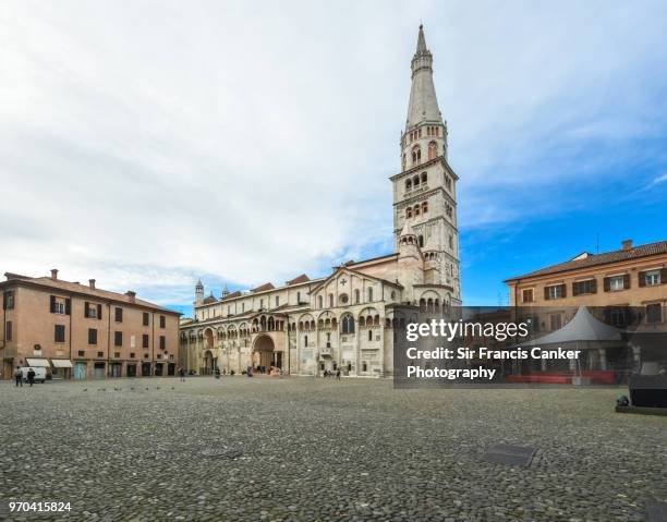 side view of romanesque modena cathedral seen from piazza grande, emilia-romagna, italy, a unesco heritage site - módena fotografías e imágenes de stock