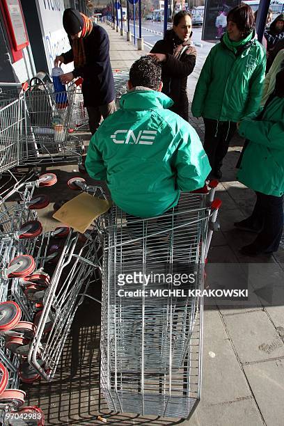 Striking workers block on February 25, 2010 the entrance to the Carrefour Hypermarket in Sint-Agatha-Berchem - Berchem-Sainte-Agathe, in Brussels, on...