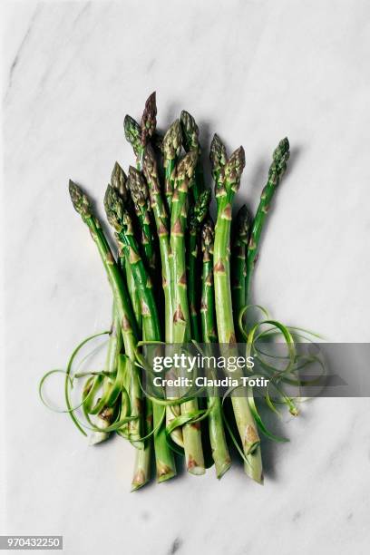 fresh asparagus - asperge stockfoto's en -beelden