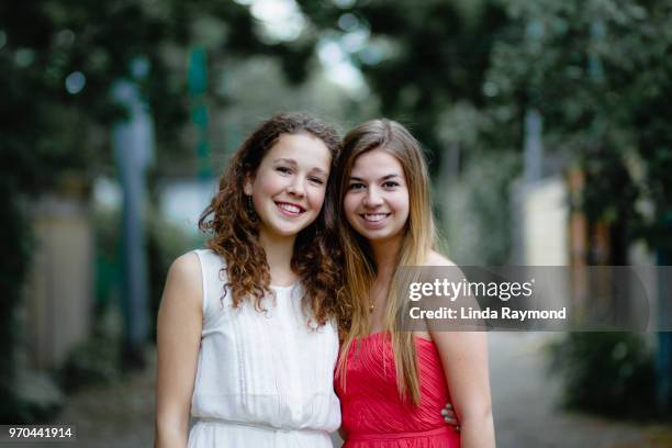 mooie afgestudeerde tienermeisjes - prom dress stockfoto's en -beelden