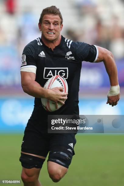 Scott Curry of New Zealand in action during the pool match between Fiji and New Zealand during the HSBC Paris Sevens at Stade Jean Bouin on June 9,...