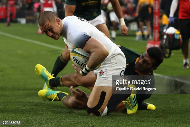 Mike Brown of England dives over for the first try during the first test match between South Africa and England at Elllis Park on June 9, 2018 in...
