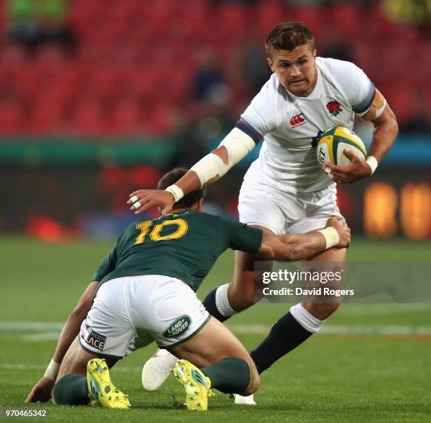 Henry Slade of England takes on Handre Pollard during the first test match between South Africa and England at Elllis Park on June 9, 2018 in...