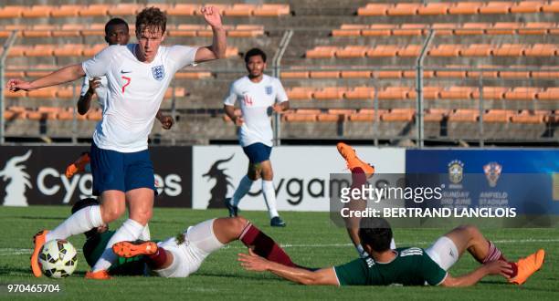 England's forward Kieran Dowell vies with Mexico's defenders during the Maurice Revello International tournament Under 20 football football final...