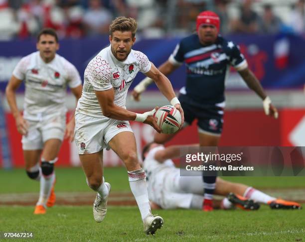 Tom Mitchell of England in action during the pool match between England and USA during the HSBC Paris Sevens at Stade Jean Bouin on June 9, 2018 in...