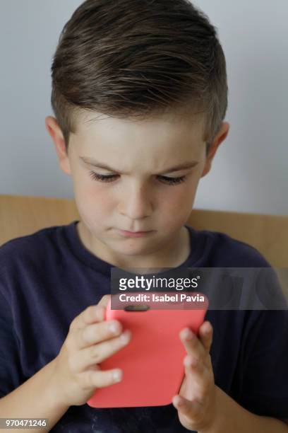 boy using smart phone - isabel pavia stockfoto's en -beelden