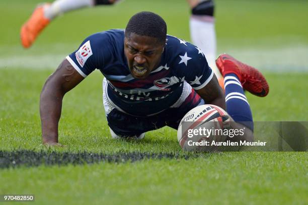 Kevon Williams of The United States Of America iscores a try during the match between England and the United States Of America at the HSBC Paris...