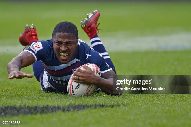 Kevon Williams of The United States Of America iscores a try during the match between England and the United States Of America at the HSBC Paris...