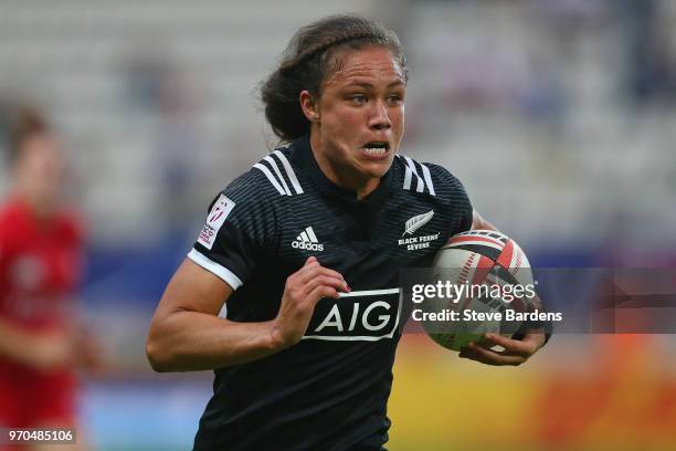 Ruby Tui of New Zealand breaks away to score a try during the Women's Cup semi final between New Zealand and Canada during the HSBC Paris Sevens at...