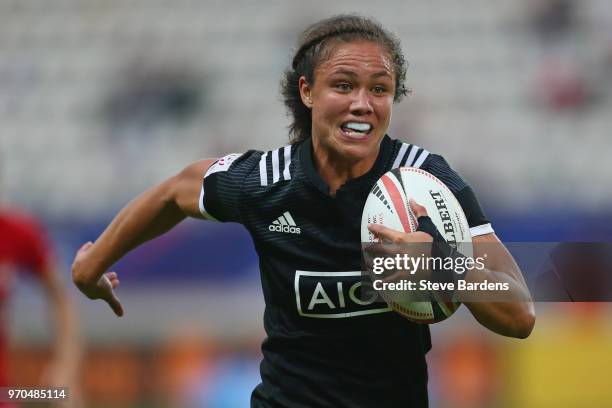 Ruby Tui of New Zealand breaks away to score a try during the Women's Cup semi final between New Zealand and Canada during the HSBC Paris Sevens at...