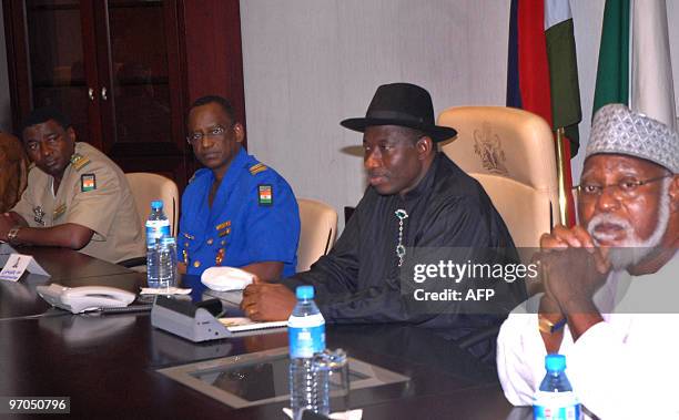 Nigerian General Abdulsalami Abubakar, Nigerian acting president Goodluck Jonathan, the leader of the Niger delegation Colonel Hassane Mossi and an...
