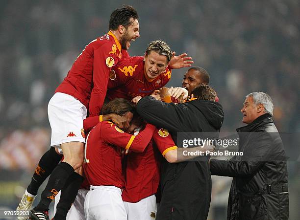 John Arne Riise , coach Claudio Ranieri and teammates of AS Roma celebrate the opening goal during the UEFA Europa League Round of 32, 2nd leg match...