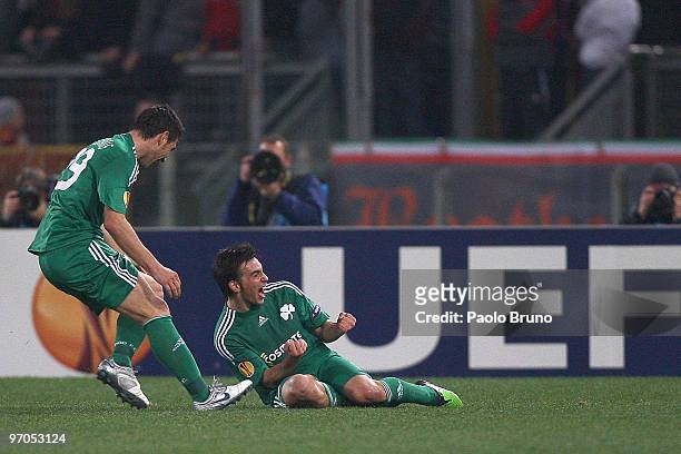 Sotiris Ninis with his teammates of Panathinaikos celebrate the second goal during the UEFA Europa League Round of 32, 2nd leg match between AS Roma...