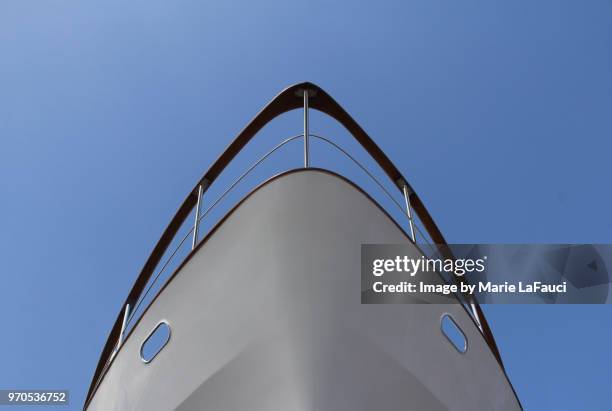 bow of a luxury yacht - motorjacht stockfoto's en -beelden